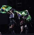Madonna e Pabllo Vittar foram clicadas erguendo uma bandeira do Brasil  Foto: ADÃO/AGNEWS