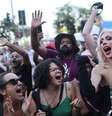 Fãs de Madonna em Copacabana: a alegria é remédio a um país entristecido por brigas políticas, pandemia e violência  Foto: Wagner Meier/Getty Images