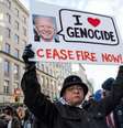 Manifestante em protesto nos EUA contra guerra em Gaza; apoio americano a Israel pode ter custos eleitorais a Joe Biden  Foto: Getty Images / BBC News Brasil