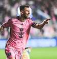  Foto: Divulgação / Inter Miami - Legenda: Luis Suárez celebra um dos gols ao lado do amigo Lionel Messi / Jogada10