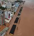Registro aéreo mostra ruas alagadas em Porto Alegre   Foto: Reprodução/Reuters/Renan Mattos