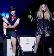 Madonna segura garrafa durante show  Foto: Globo