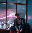Superman pensativo na primeira imagem oficial de David Corenswet com o uniforme (Imagem: Reprodução/James Gunn/Jessica Miglio/DC Studios)  Foto: Canaltech