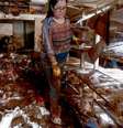 Medo fez com que voluntários desistissem do trabalho durante a noite  Foto: Diego Vara/Reuters / BBC News Brasil