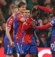 Adrian Dennis/AFP via Getty Images - Legenda: Jogadores de Crystal Palace e Manchester United em disputa de bola -  Foto: Adrian Dennis/AFP via Getty Images / Jogada10