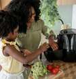 Aprenda a limpar a air fryer corretamente  Foto: iStock