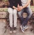 Jovens e adolescentes pensam muito diferente dos pais sobre relacionamentos  Foto: Martin Dimitrov/iStock