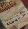 Em ‘Lost’, a cena em que o personagem Hugo Hurley fica milionário com essa sequência de números acontece na primeira temporada da série  Foto: Reprodução/série Lost