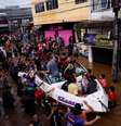 Pessoas resgatadas de enchentes em Canoas, no Rio Grande do Sul. O registro é de domingo, 5  Foto: Reprodução/Reuters/Amanda Perobelli