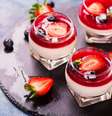 Pudim de coco com frutas vermelhas  Foto: Ekaterina Markelova | Shutterstock / Portal EdiCase