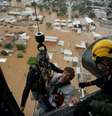 Homem foi resgatado por helicóptero em Canoas no sábado (4/5)  Foto: Renan Mattos/Reuters / BBC News Brasil