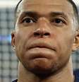 Odd Andersen/AFP via Getty Images - Legenda: Mbappé deixa campo cabisbaixo após eliminação do PSG na Champions -  Foto: Odd Andersen/AFP via Getty Images / Jogada10