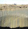 Cientistas afirmam que as crateras que vêm surgindo no norte da Sibéria, na Rússia, estão relacionadas às mudanças climáticas  Foto: Getty Images / BBC News Brasil