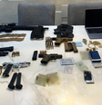 Equipes já apreenderam armas de grosso calibre, como submetralhadora e pistolas de uso restrito, munições, carregadores e dinheiro em espécie nas buscas realizadas nos imóveis  Foto: Divulgação/SSP
