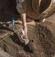 A Arqueologia se dedica à análise de vestígios materiais da presença humana, abarcando desde artefatos antigos até aqueles mais recentes  Foto: MICROGEN IMAGES/SCIENCE PHOTO LIBRARY/GETTY IMAGES