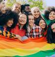 Jovens segurando a bandeira da comunidade LGBTQIAPN+.  Foto: Vanessa Nunes / Getty Images