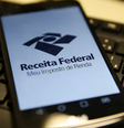 Receita deve apresentar uma nova forma de envio da declaração que retira a necessidade do contribuinte de ter de baixar o programa do IRPF no computador.  Foto: Marcello Casal Jr./Agência Brasil