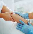 Mulher logo após ter sangue coletado para exames  Foto: dusanpetkovic/iStock
