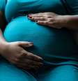 Imagem ilustrativa de uma mulher grávida tocando sua barriga  Foto: FG Trade/iStock