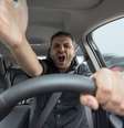 Homem passa raiva no trânsito  Foto: shalunts/iStock