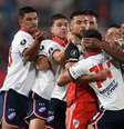  Foto: Dante Fernandez/AFP via Getty Images - Legenda: Apesar da confusão ocorrida, não houve nenhum cartão vermelho / Jogada10