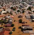 Vista de drone mostra barco com voluntários em busca de pessoas isoladas em casas no bairro de Mathias Velho, em Canoas (RS)  Foto: Amanda Perobelli/Reuters / BBC News Brasil