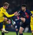  Foto: Miguel Medina/AFP via Getty Images - Legenda: Lucas Beraldo divide bola com o meio-campista do Dortmund, Julian Brandt / Jogada10