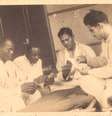 Capitão Souza (ao meio) jogando cartas no Hospital de Evacuação  Foto: Brasil Escola