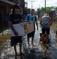 Moradores do Quilombo dos Machado e da Vila Respeito tentar salvar o que sobrou em uma das áreas mais afetadas de Porto Alegre  Foto: Instagram Quilombo dos Machado