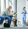 Pacientes de máscara em sala de espera de hospital  Foto: Getty Images / BBC News Brasil
