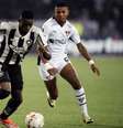  Foto: Vitor Silva/Botafogo - Legenda: Luiz Henrique se livra da marcação da LDU. O Pantera teve boa participação / Jogada10