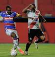  Foto: Jorge Bernal/AFP via Getty Images - Legenda: Tinga disputa bola com Daniel Mancilla, do Nacional Potosí / Jogada10