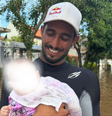 Lucas Chumbo sorridente ao lado de uma bebê resgatada no Rio Grande do Sul.   Foto: Foto: reprodução Instagram @lucaschumbo 