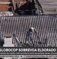 TV flagrou resgate de mulher e cachorro ilhados em cima de telhado   Foto: Reprodução/GloboNews