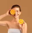 A vitamina C ajuda a combater manchas na pele  Foto: Prostock-studio | Shutterstock / Portal EdiCase