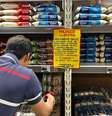 Supermercado atacadista na região do grande ABC, em São Paulo, limita a quantidade de arroz comercializado por cliente devido às enchentes no Rio Grande do Sul, que comprometem o abastecimento do produto.  Foto: Taba Benedicto/ Estadao / Estadão