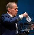 O embaixador de Israel na ONU, Gilad Erdan, triturou uma cópia da Carta das Nações Unidas no pódio da Assembleia Geral nesta sexta-feira, 10.  Foto: Reuters