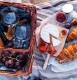 Uma cesta que seria perfeita para presentear uma mãe, com pães, queijo e vinho.   Foto: bobakphoto / Getty Images