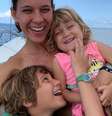 Com quase quatro anos que a família vive na embarcação, Ana Carolina Cerchiari explica como é a rotina e desafios com o marido e os dois filhos  Foto: Reprodução/Arquivo pessoal