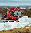Máquina colocando neve em encosta  Foto: Ruka / BBC News Brasil
