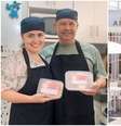 Sandreliza Ribeiro e o marido Renato Ribeiro Júnior vendem marmitas saudáveis. À direita,  Patrícia Guimarães e as filhas Amanda e Giovanna, da Bahia, faturam com brigadeiros e cursos online  Foto: SR Bolos e Marmitas e Divulgação