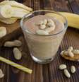 Vitamina de banana com pasta de amendoim  Foto: Liudmyla Yaremenko | Shutterstock / Portal EdiCase