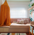 Quarto infantil de menina com marcenaria sob medida e papel de parede botânico – Projeto: SP Estúdio | Foto: Felco  Foto: Viva Decora