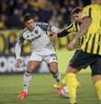  Foto: Pedro Souza / Atlético - Legenda: Bem marcado, Hulk pouco produz no duelo entre Atlético e Peñarol, pela Libertadores / Jogada10
