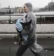 Mulher levando cachorro no colo  Foto: Mateus Bonomi/Anadolu via Getty Images / BBC News Brasil