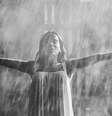 Anitta lança clipe de "Aceita" com temática religiosa  Foto: YouTube/Anitta / Pipoca Moderna