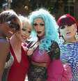 Quatro drag queens posando para foto.  Foto: LWA/Dann Tardif / Getty Images