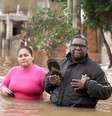 Juntos, Rosana e Nelson caminham em água gelada após tentarem visitar a casa alagada onde eles vivem em Eldorado do Sul; autoridades, no entanto, têm alertado para que moradores não voltem para suas casas em locais afetados  Foto: Fernando Otto/BBC / BBC News Brasil