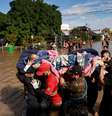 Resgate em Porto Alegre: desastres ambientais causam sequência de danos variados, da saúde à infraestrutura  Foto: Reuters / BBC News Brasil