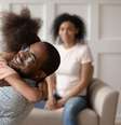 A cooperação parental na guarda compartilhada é essencial para o bem-estar dos filhos  Foto: fizkes | Shutterstock / Portal EdiCase